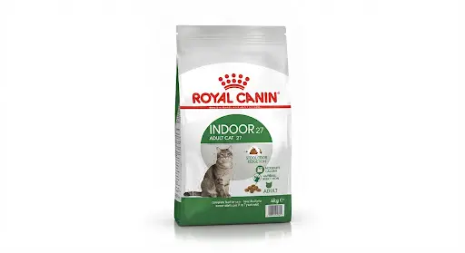 ถุงอาหารแมว Royal Canin Indoor 27 บนพื้นหลังสีขาว